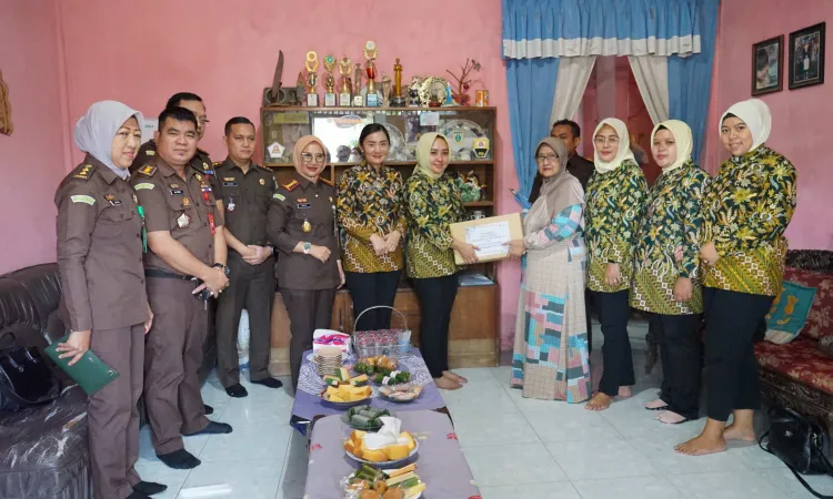 Giat Anjangsana Kejari Kota Pekalongan Berikan Bingkisan Penghargaan pada 19 Orang Purnaja