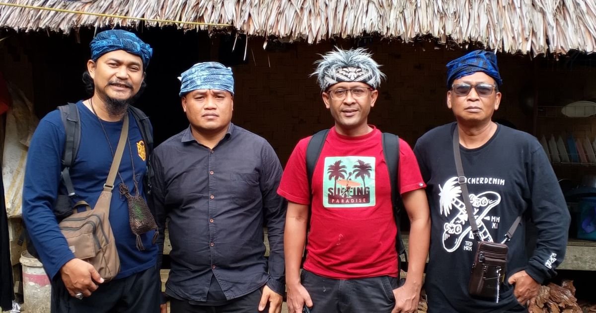 Pimpinan Umum Media Portal Group, M.Nurofik (kaos merah) bersama rombongan.