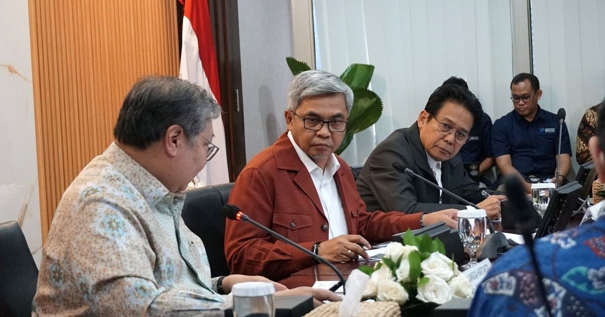 Ketua KPK RI saat rapat bersama  sejumlah pejabat tinggi, termasuk Wakil Ketua KPK Johanis Tanak, Wakil Menteri ESDM Yuliot Tanjung, Wakil Menteri Luar Negeri Arif Havas Oegroseno, dan Wakil Menteri Perdagangan Dyah Roro Esti Widya Putri.