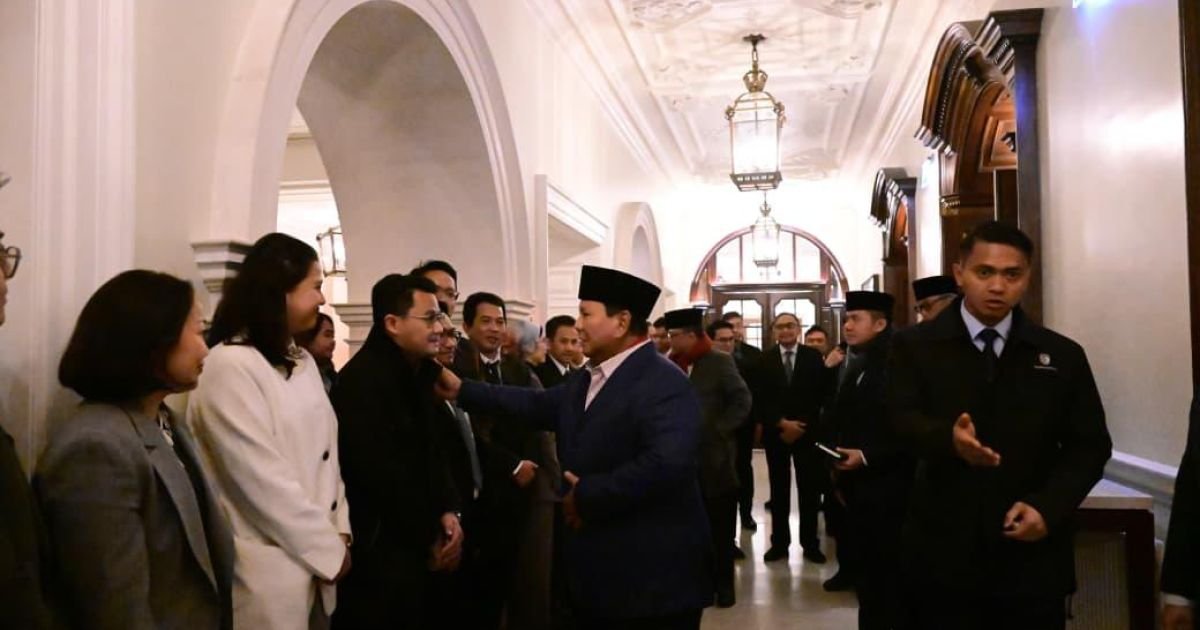 Presiden Republik Indonesia, Prabowo Subianto, tiba di hotel tempatnya bermalam selama kunjungan kerja di London, Inggris, pada Minggu malam (18/1/2026). (Foto: BPMI Setpres)
