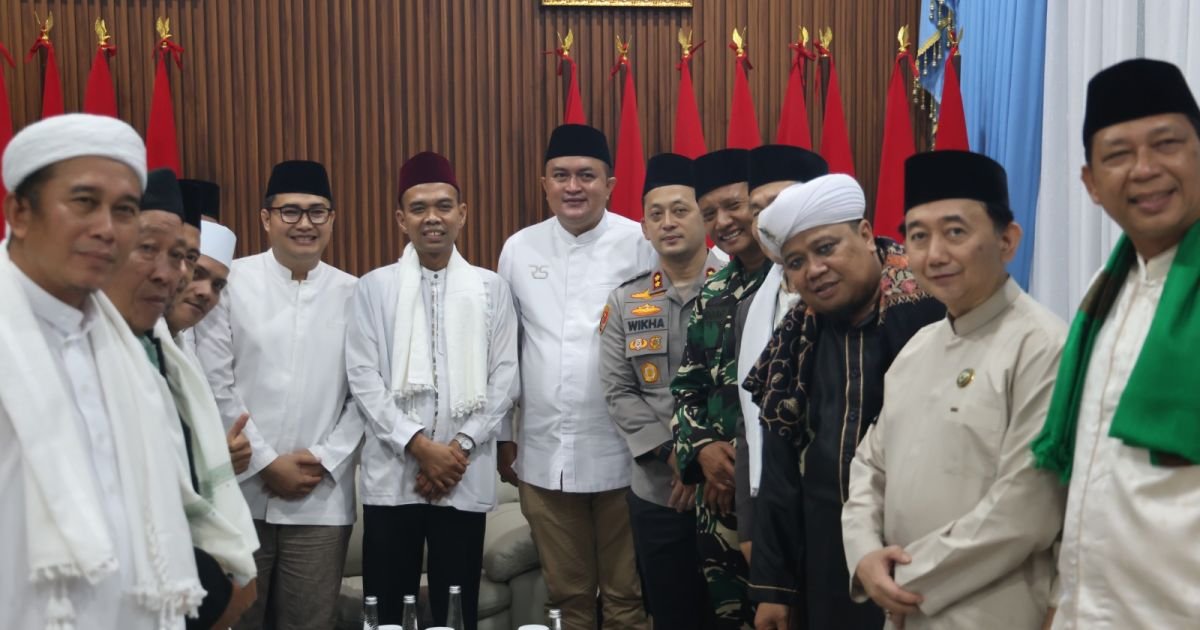 Bupati Bogor bersama Ustadz Abdul Somad (UAS) dalam rangka memperingati Isra Mi’raj Nabi Muhammad SAW di Masjid Nurul Wathon, kawasan Pakansari, Cibinong, pada Sabtu malam (24/1/2026). (Foto Dok Diskominfo)
