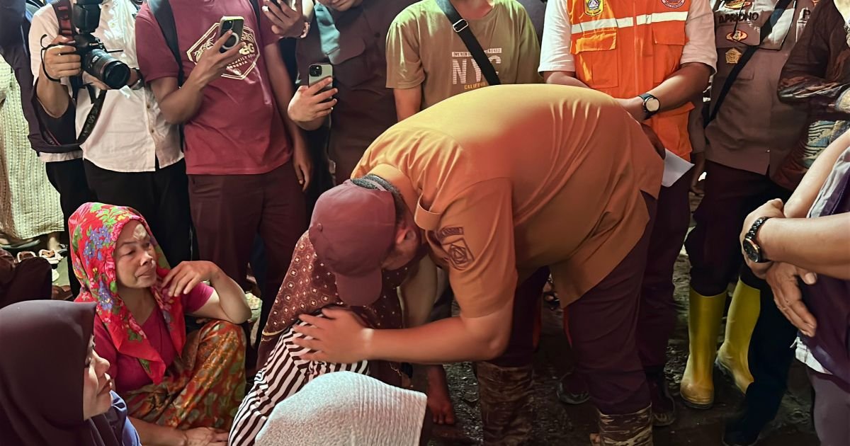 Rudi Susmanto, Bupati Bogor saat kunjungi warga di tenda pengungsian. (Foto dok diskominfo)