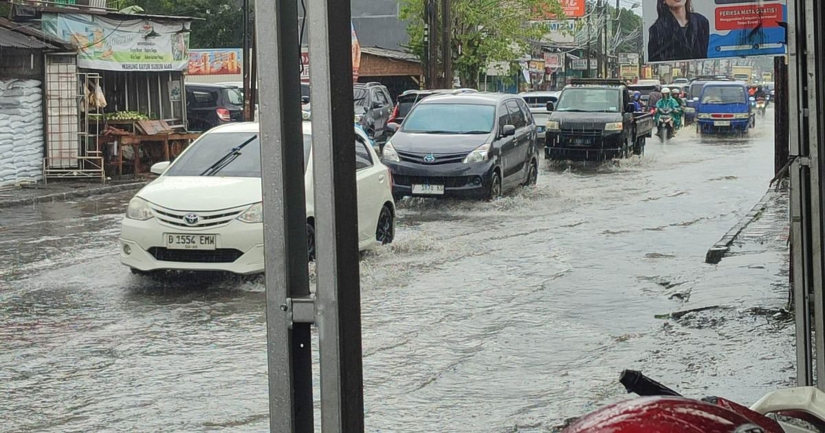 Kondisi jalan usai hujan deras melanda kawasan jalan raya Keradenan-Sukahati Cibinong Bogor, (12/2/26).