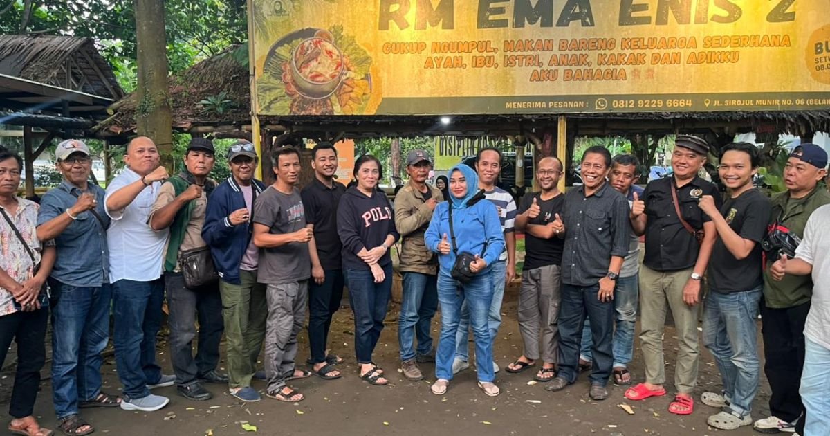 Foto bersama insan pers yang tergabung dalam Bogor Media Siber Network (BMSN) menggelar kegiatan silaturahmi dan makan bersama (cucurak) di Rumah Makan Mak Nis, Cibinong, Kabupaten Bogor, Jumat (13/2/2026).