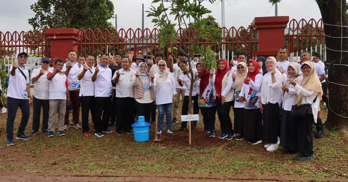 Aksi penanaman pohon di kawasan Pakansari oleh Forum Koordinasi Pimpinan Daerah (Forkopimda), jajaran DPRD Kabupaten Bogor, ASN Pemkab Bogor, unsur TNI dan Polri.