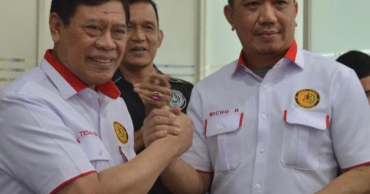 Mantan Kepala Staf Angkatan Laut (KASAL) Laksamana (Purn) TNI Tedjo Edhi Purdjiatno (kiri) bersama Sekretaris Jenderal Dhipa Adista Justicia Law Firm, Nicho Hezron (kanan)