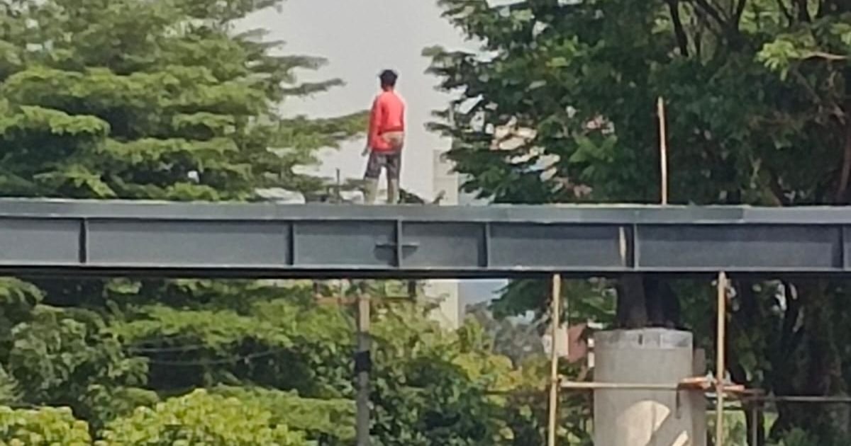Foto:  terlihat pekerja yang tidak menggunakan APD di atas lokasi pekerjaan dan rawan kecelakaan.