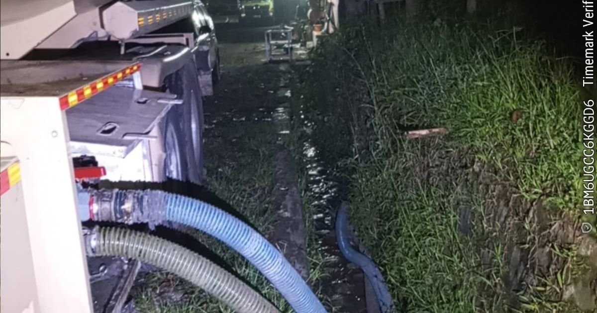 Diduga limbah di buang di aliran selokan