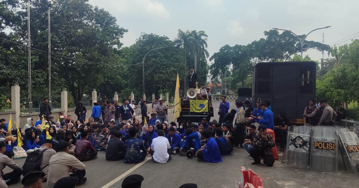 Aksi demo Pengurus Komisariat Pergerakan Mahasiswa Islam Indonesia (PMII) Universitas Nahdlatul Ulama Indonesia (UNUSIA) Cabang Kabupaten Bogor depan kantor DPRD Kabupaten Bogor.