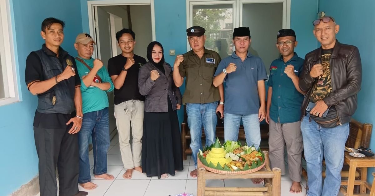 Keluarga besar Bogor Media Siber Network (BMSN) menggelar peringatan Hari Jadi Bogor (HJB) ke-544 secara sederhana namun penuh makna di Kantor BMSN dan Kantor Media Portal yang berlokasi di Cibinong, Kabupaten Bogor, Rabu (3/6/2026).