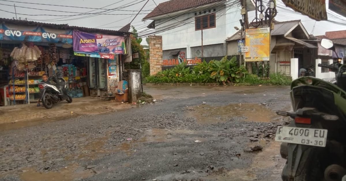 Kondisi jalan rusak kembali terjadi di ruas Jalan Ciherang–Ciapus, tepatnya di wilayah Desa Ciherang, Kecamatan Dramaga.