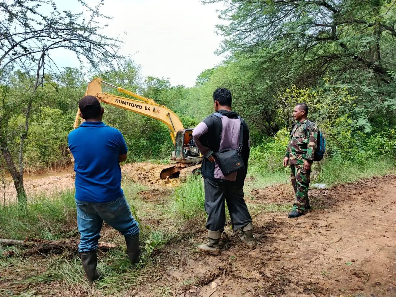Peduli Lingkungan, TNI di Bancar Tuban Lakukan Normalisasi Kali Sowan