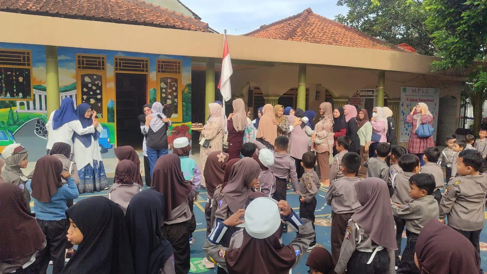 Peringatan Hari Guru di TK Islam Fatmawati Kota Bogor Berlangsung Penuh Keharuan